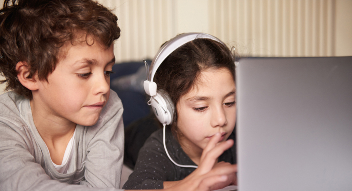 Kids playing on a laptop