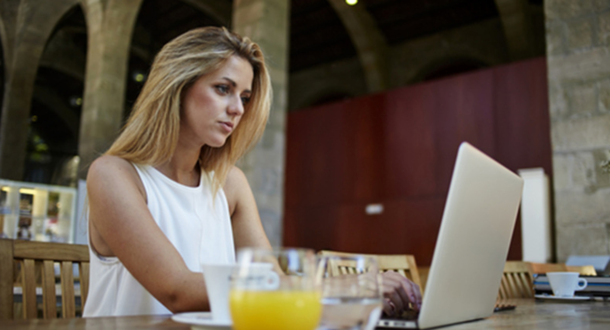 woman working on her laptop at a cafe